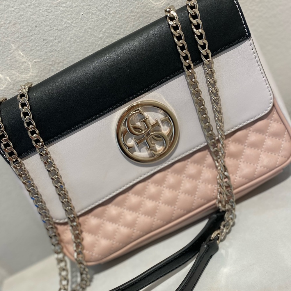 NEW | GUESS quilted purse with adjustable silver chains.